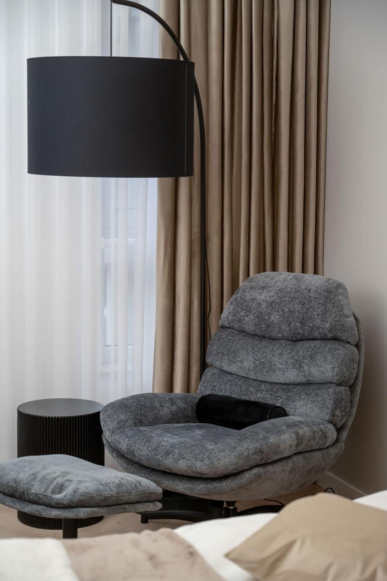 Near Centre Of With Ac And Parking By Renters Prestige Apartmán