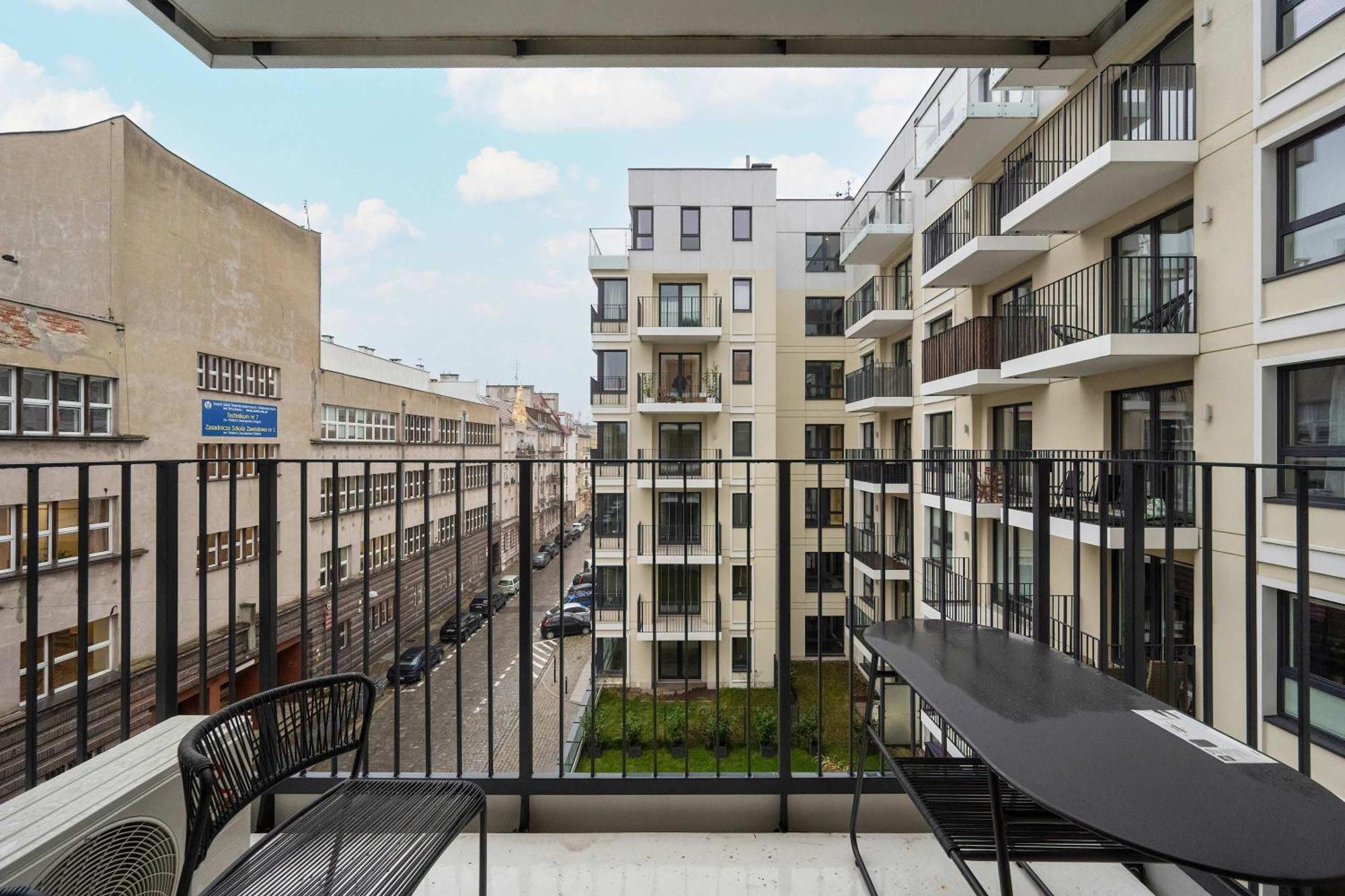Near Centre Of With Ac And Parking By Renters Prestige * Vratislav
