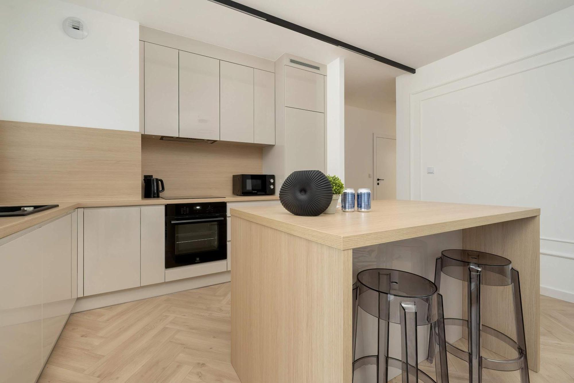 Near Centre Of With Ac And Parking By Renters Prestige