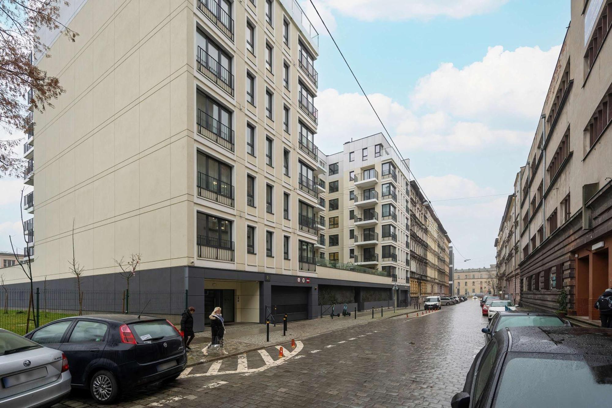 Near Centre Of With Ac And Parking By Renters Prestige