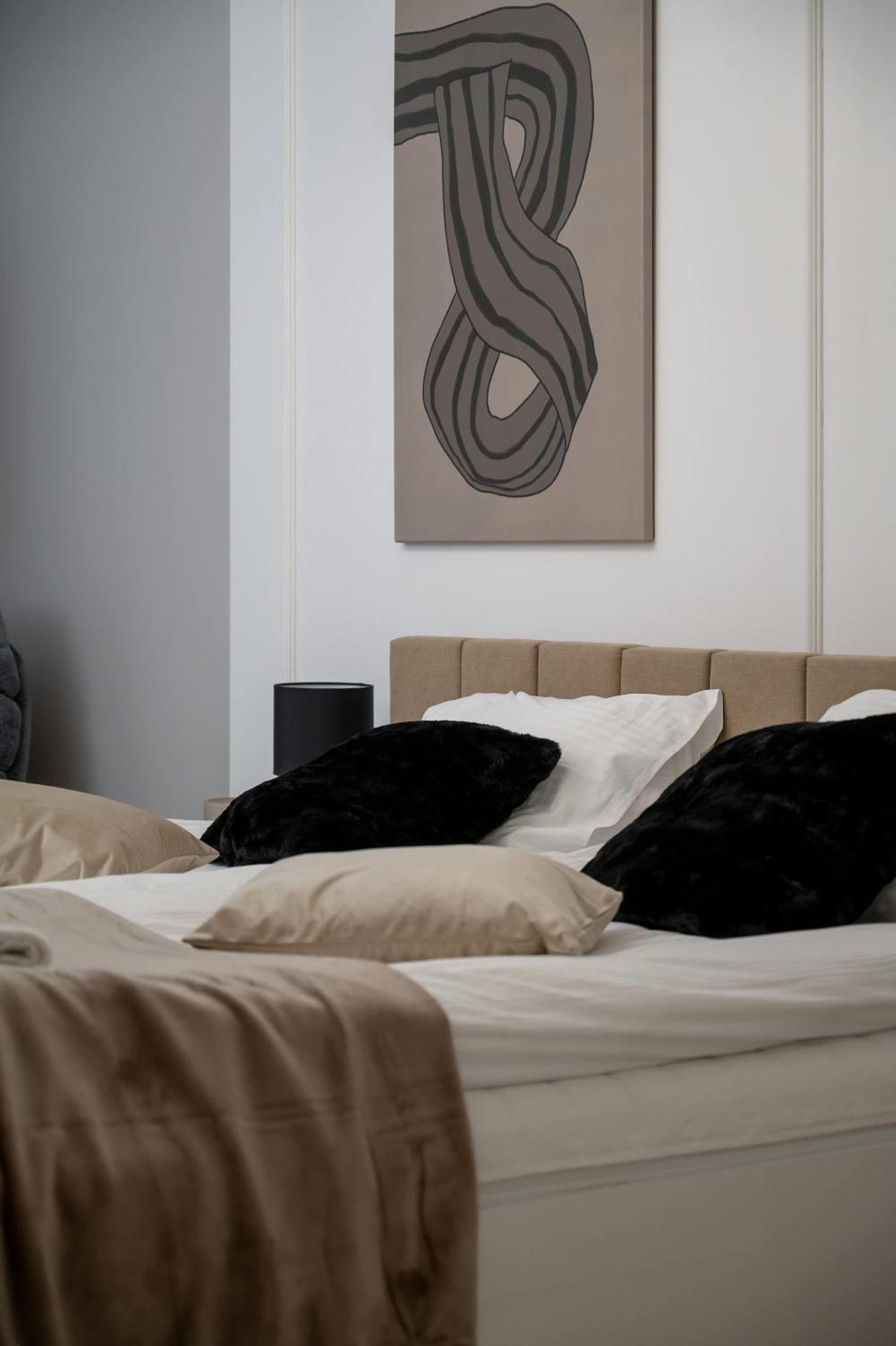 Near Centre Of With Ac And Parking By Renters Prestige Apartment