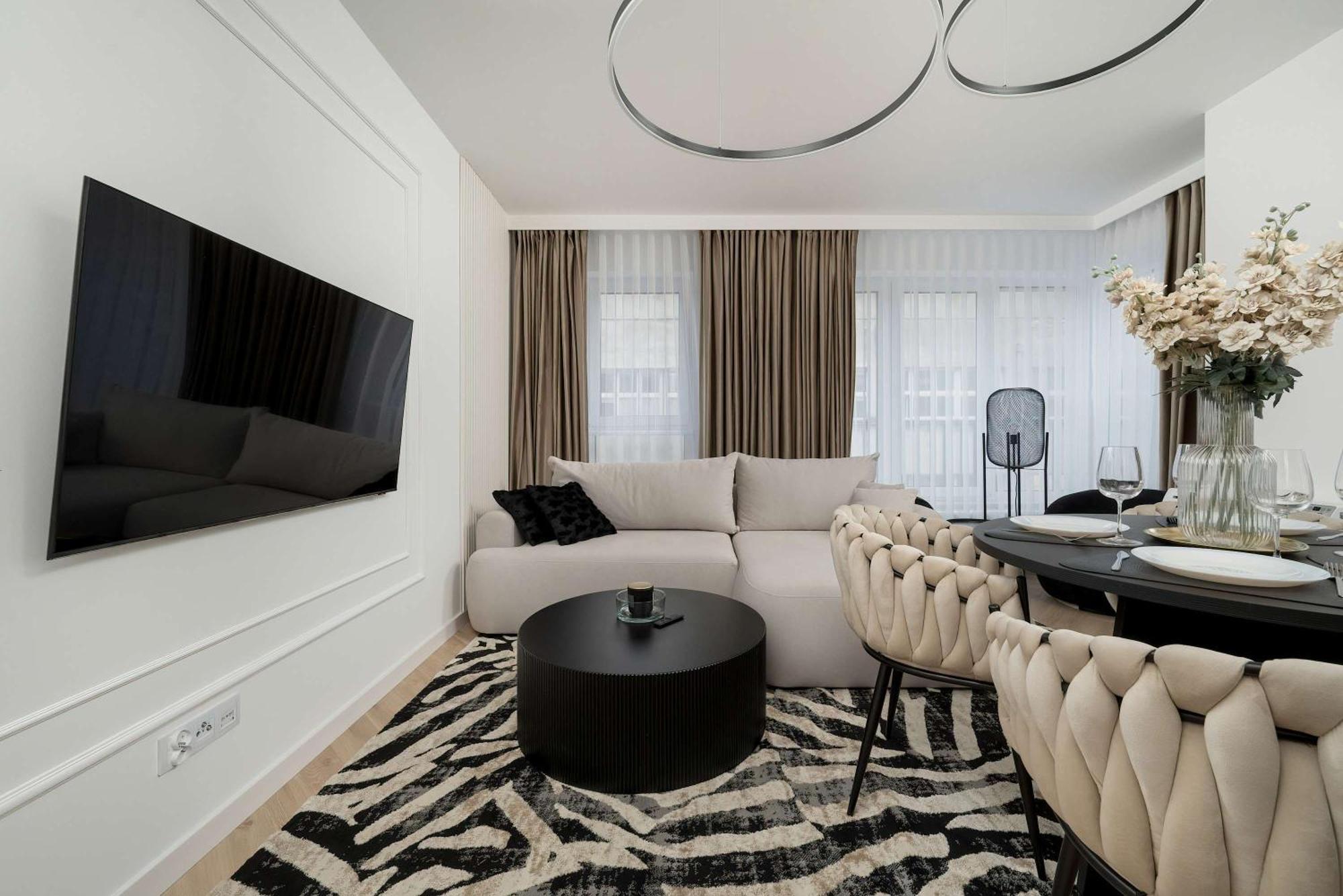Near Centre Of With Ac And Parking By Renters Prestige Apartment *
